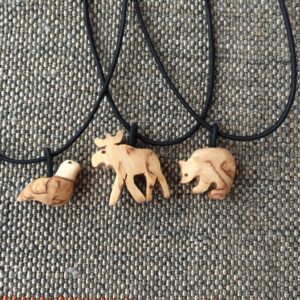 Halsband med djursmycke i trä