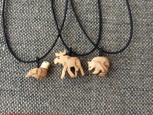 Halsband med djursmycke i trä